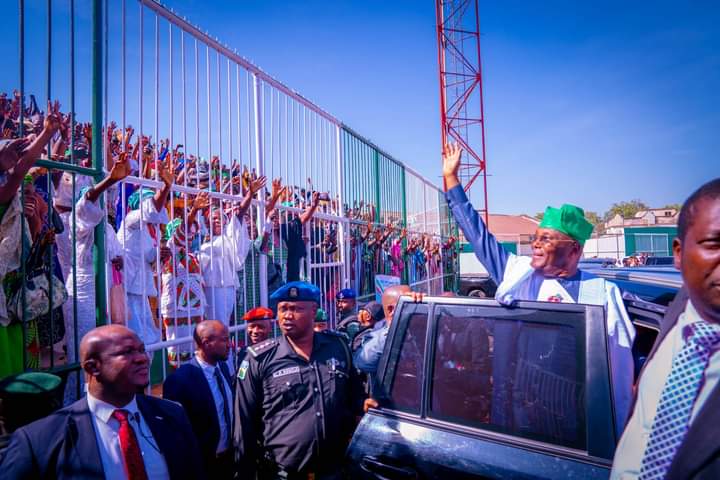 thecableng's tweet photo. [TOP STORY] EXTRA: Atiku suffers gaffe, says ‘vote for A… I mean PDP’ | TheCable https://t.co/pw9qGlpCkk https://t.co/D1gQVzP4hC