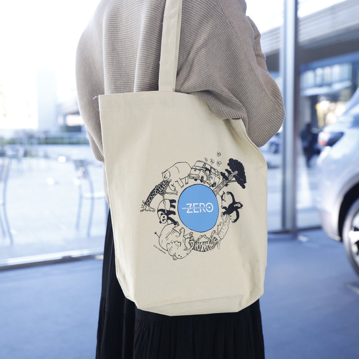 VW_JPN's tweet photo. #IDSQUARE にご来場いただき、簡単なアンケートに答えると “Way to ZERO”をイメージしたオリジナルデザインのトートバッグがもらえます✨
詳しくはこちら👇
https://t.co/KmkpgaLgiS
#ID4
#IDSQ
#tokyomidtown
#電気自動車
#waytozero
#EV
#フォルクスワーゲン https://t.co/7MVZSW9EvK