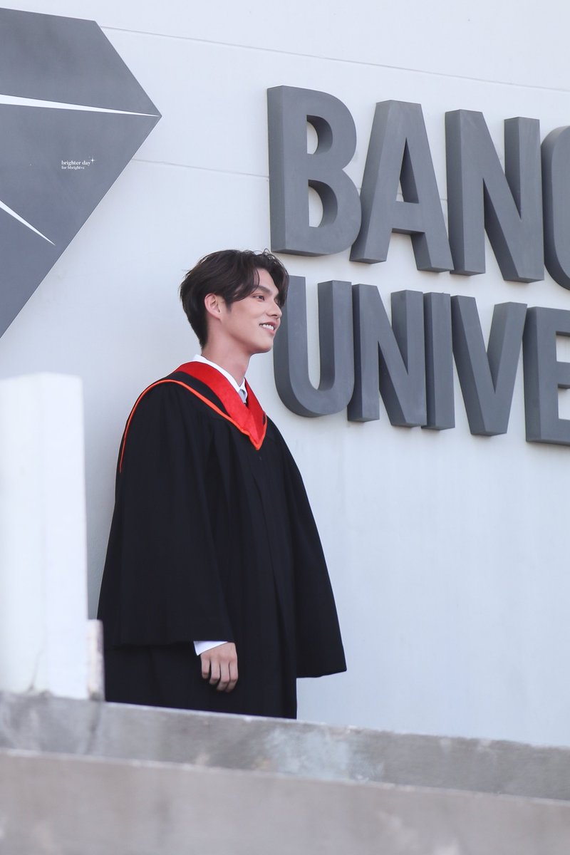 brighterday1227's tweet photo. 221214 : พี่บัณฑิตหล่อมากค้าบบบ🤍🥹 @bbrightvc 

#BrightGraduation
#bbrightvc https://t.co/KN7UqQFCuQ