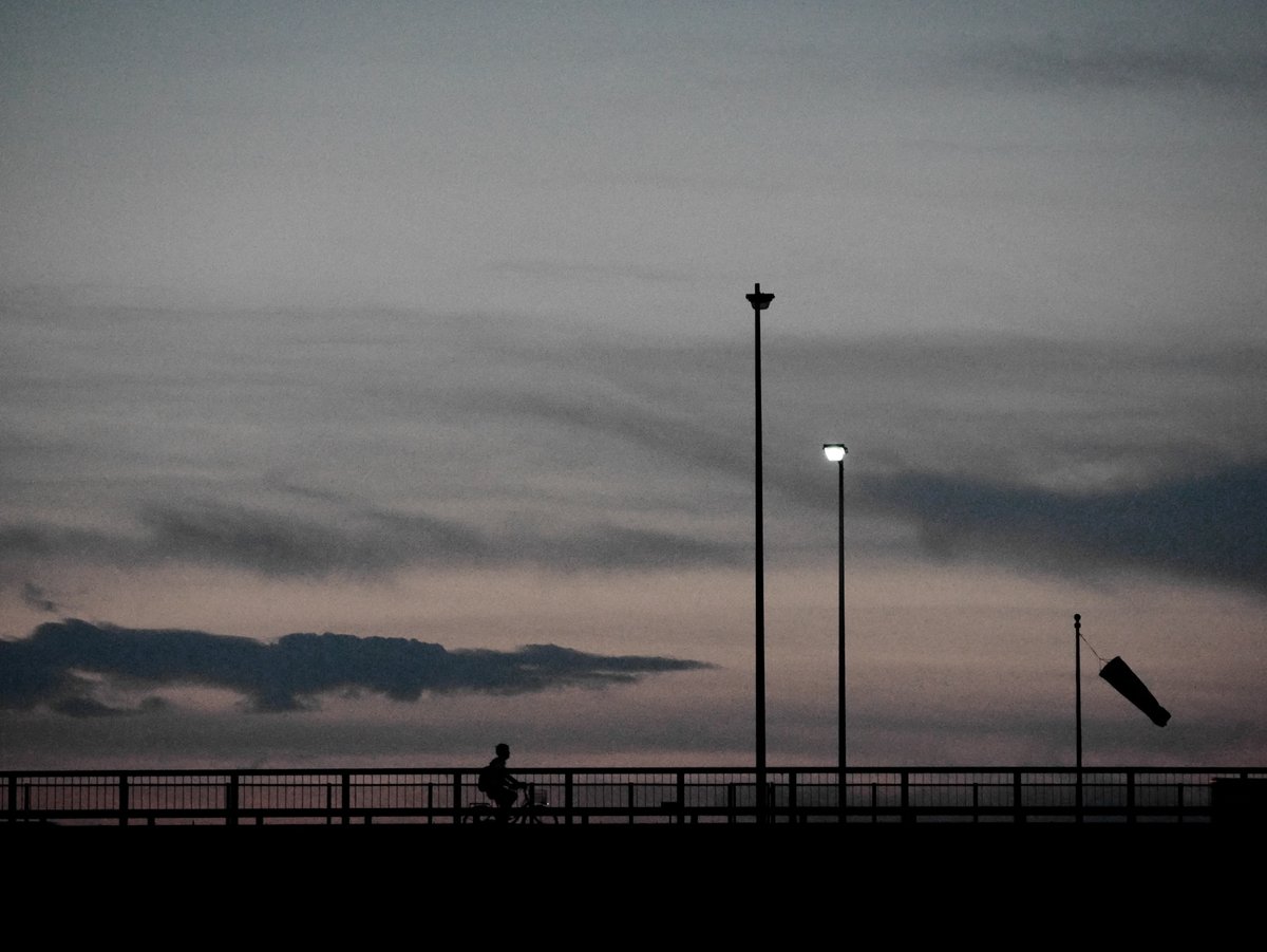 nizyu_san's tweet photo. 帰路

#photo #photooftheday 
#東京カメラ部 #tokyocameraclub 
#ファインダー越しの私の世界 #キリトリセカイ 
#panasonicgm5 #panasonic #sunset 
#japan #スナップ写真が好き #streetphotography #snapshot #sunsetscene #夕景 #夕方の空 https://t.co/ZHqnSrlID7