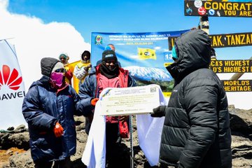 AtoZ_onlinetz's tweet photo. Waziri wa @wizarahmth Mhe. @Nnauye_Nape akizindua intaneti ya kasi kileleni kilimanjaro (Uhuru Peak) 5895 M Tarehe 13/12/2022. Kushoto ni Mwenyekiti wa Bodi Shirika la Mawasiliano Tanzania(TTCL) Bi. Zuhura Muro.
@imungy
#topMtKili #DataKileleni #Data61 https://t.co/2YKmrblKlX