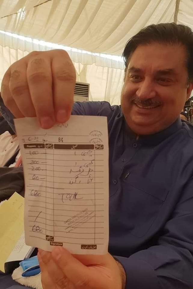 دانت نکالتا یہ افلاطون تحریک انصاف دور میں اشیاء کی قیمتوں پر واویلا کیا کرتا تھا۔ آج جب چور ٹولے کی نا اہلی سے مہنگائی 3 گنا بڑھ چکی تو اس کے دانت اور زبان دونوں غائب ہو گئے۔ منہ سے ایک لفظ تک نہیں نكلتا اب۔