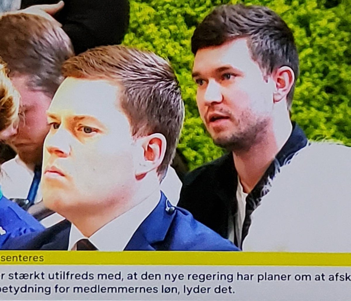 VincentByakika's tweet photo. Brødre blandt korpset eller glitch i The Matrix direkte fra Marienborg (udover budskaberne og gemytligheden som virker ægte)?
#dkpol https://t.co/3Myvz9AWQ3