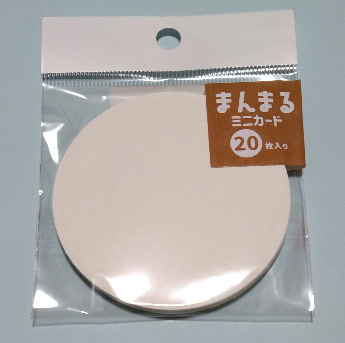 100円ショップ（Seria）で丸いカードを買ったので、しばらくはこれにカピ絵を描いていこうかな