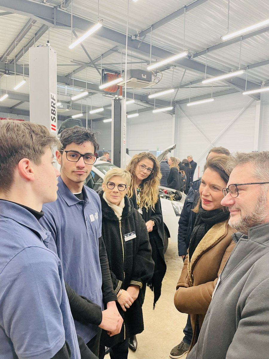 C_MORANCAIS's tweet photo. 🚘 🚙 Très heureuse et fière d’inaugurer le garage école du Mans, la 11ème école de production dans la région des #PaysDeLaLoire. 
 
✅Je crois profondément en cette pédagogie unique « faire pour apprendre » qui prépare les élèves à la réalité concrète du monde du travail. https://t.co/VHDyFXxYUk
