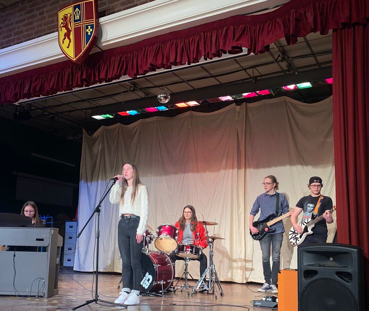 HSPerfArts's tweet photo. What a fantastic showcase last night. The pupils performed wonderfully and did themselves and the school #proud. @HowdenSchool We also raised a fantastic £166.15 for @AShiningLight22 Thank you all!!! And Merry Christmas 🎅 🎄 https://t.co/QrqI4RUoSW