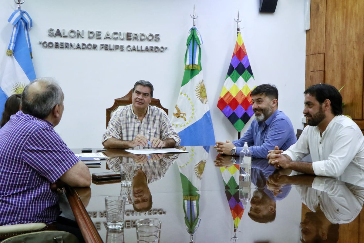 APDFApuertosOK's tweet photo. Directivos ferroportuarios de @apdfanacional se reunieron con el Gobernador del Chaco @jmcapitanich abordando cuestiones relacionadas al presente y futuro de la logística portuaria, la posición del Consejo Federal de Hidrovía y futuras modificaciones al CCT del personal de APDFA https://t.co/b454nMpbvP
