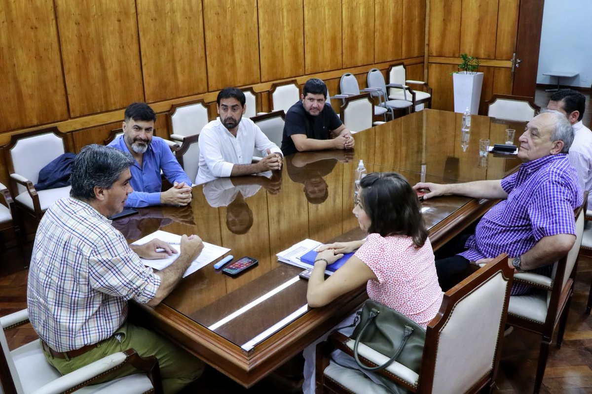 APDFApuertosOK's tweet photo. Directivos ferroportuarios de @apdfanacional se reunieron con el Gobernador del Chaco @jmcapitanich abordando cuestiones relacionadas al presente y futuro de la logística portuaria, la posición del Consejo Federal de Hidrovía y futuras modificaciones al CCT del personal de APDFA https://t.co/b454nMpbvP