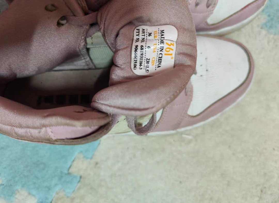 1号妹妹的高帮臭鞋来了，想把鼻子埋进鞋巢的速来了，妹妹的脚汗已经把鞋染黄，还有穿了一周的袜子等待发货