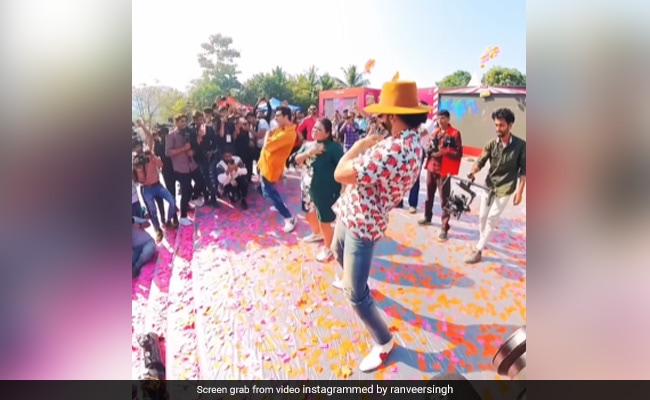 When You Are Ranveer Singh, Even Promotions Are Fun. Here's Proof: Ranveer Singh had this much fun during Cirkus promotions dlvr.it/SfLZg2