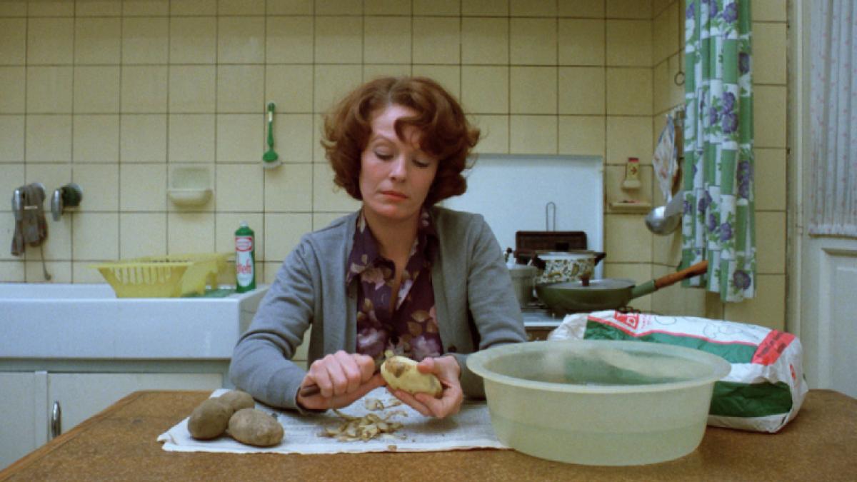 PuntodVistaFest's tweet photo. Este año la revista de cine @SightSoundmag ha declarado “Jeanne Dielman” de la directora belga Chantal Akerman como la mejor película de la historia, por encima de Vértigo o Ciudadano Kane. En Punto de Vista pudimos verla en pantalla grande...¡hace más de diez años, en 2010!👏🤩 https://t.co/2tbZoleNTX