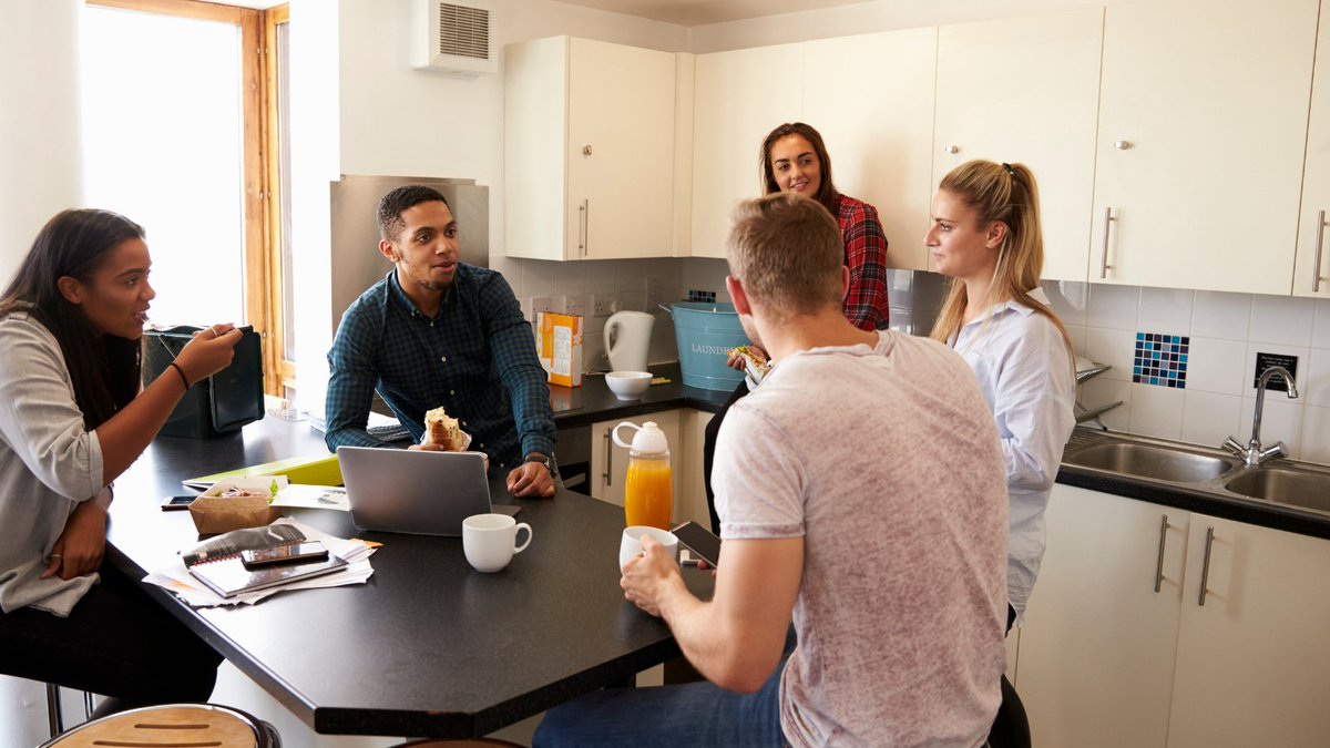 aston_union's tweet image. Are you going away or home for the Christmas break? 🎄🏡

We’ve put together a checklist to help you keep your flat safe over the Christmas break. 

Check it out 👉bit.ly/3PnXB0s