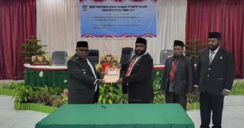 MANA_WUU's tweet photo. Dua Raperda yang disahkan menjadi Perda tersebut diantaranya; Pemberantasan Penyakit Sosial dan Ekonomi Berbasis Kerakyatan. Dua Raperda ini sudah menjadi pembahasan hangat sejak tahun 2021 di lembaga DPRD Deiyai https://t.co/0fToUQ9y5V