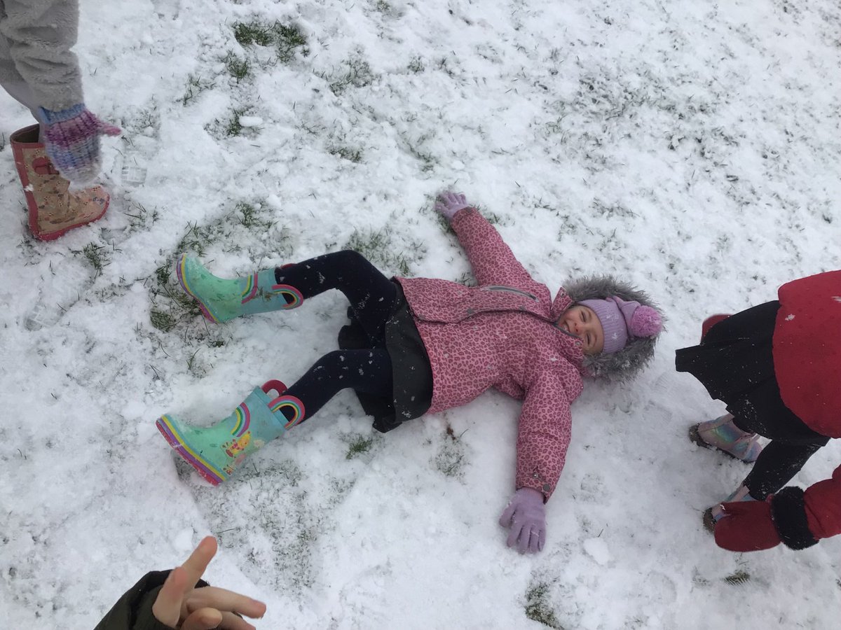 BraeburnPrimary's tweet photo. 🦁&🐯 had lots of fun exploring the snow this morning. #braeburneyfs #braeburnscience #edutwitter #eyfs https://t.co/MeWui3t037