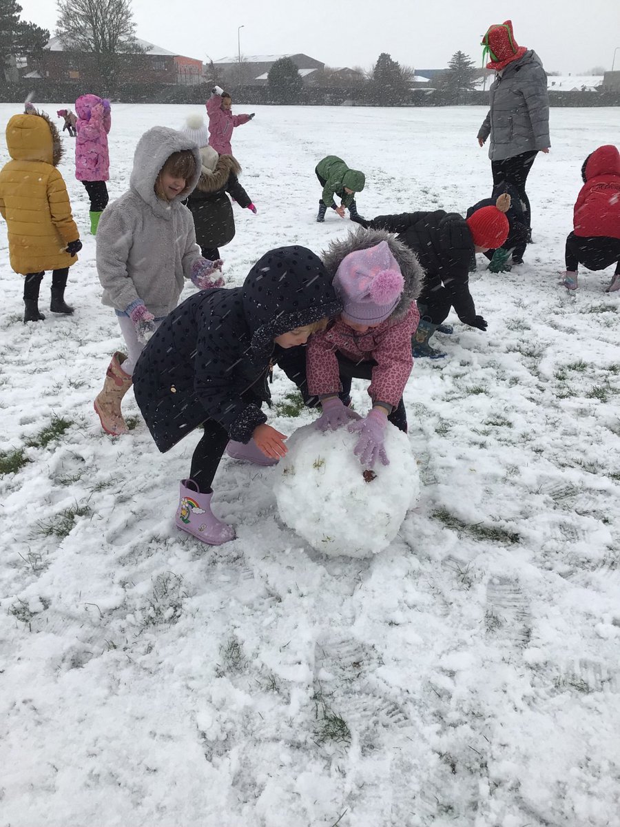 BraeburnPrimary's tweet photo. 🦁&🐯 had lots of fun exploring the snow this morning. #braeburneyfs #braeburnscience #edutwitter #eyfs https://t.co/MeWui3t037