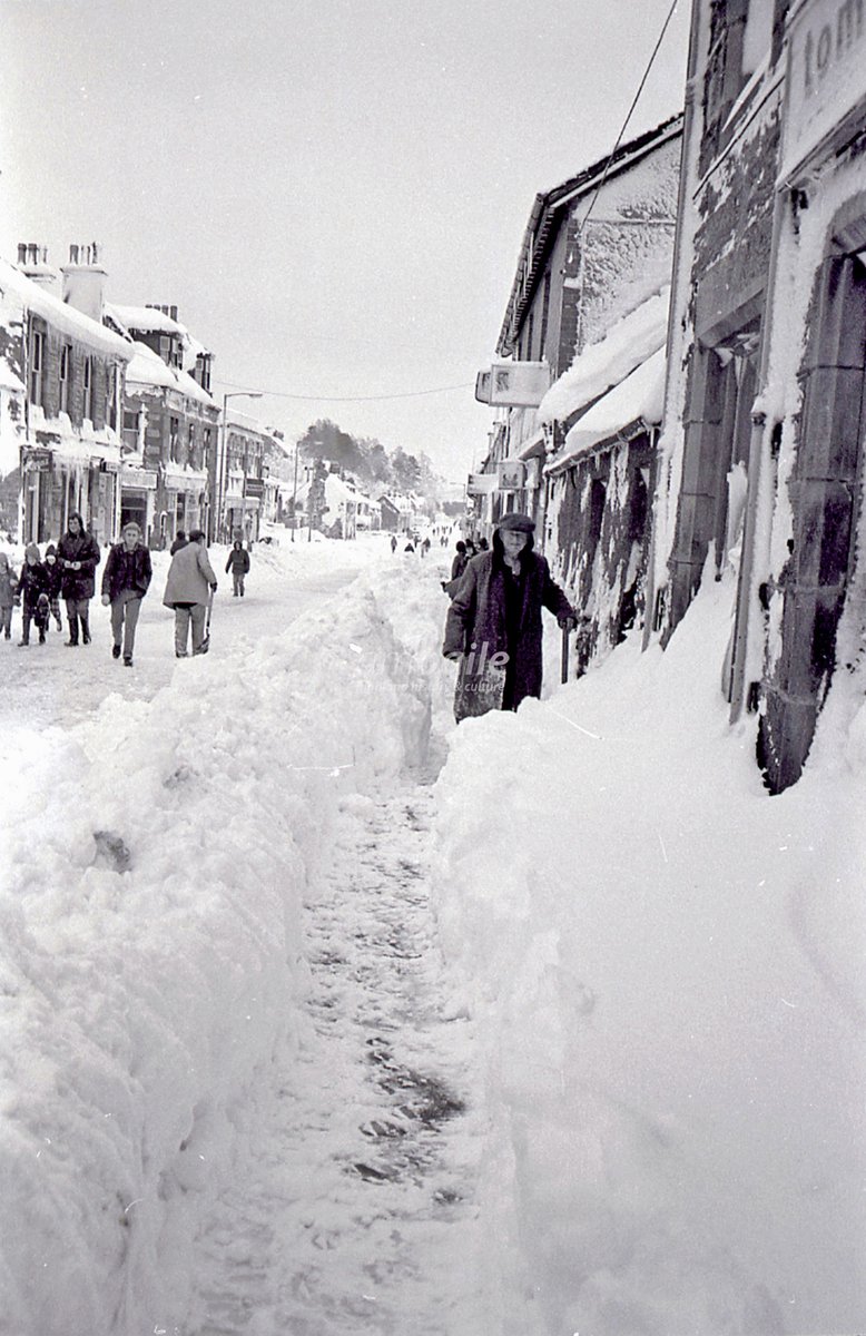 Àrd-Shràid Cheann a' Ghiùthsaich, 1978
/
#Kingussie High Street, 1978

#Winter

[source: <a href="/HighlandFolk/">Highland Folk Museum</a>]