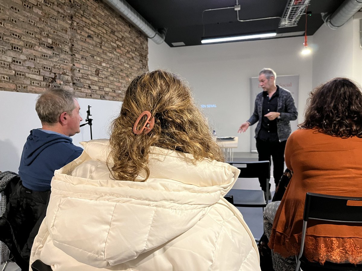 EuseinoSocial's tweet photo. Onte, na charla de Xelís de Toro sobre a poesía sonora e conversando con @vila_sara verbo da novela “Etceteramente” (@Xerais ) na sede da Fundación Euseino? en Vigo. https://t.co/vCD0CpI6VY
