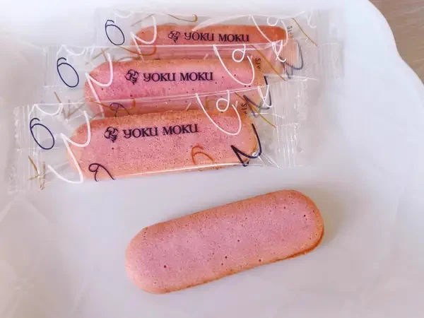 【幸せすぎる〜】店頭じゃ買えない「ヨックモック楽天限定缶」 定番人気のシガールやラングドシャークッキーはもちろん、楽天限定「あまおう苺」がすっごくおいしい!もう1つ…と手が止まらないやつです。ギフトにも喜ばれそう! #クリスマス 