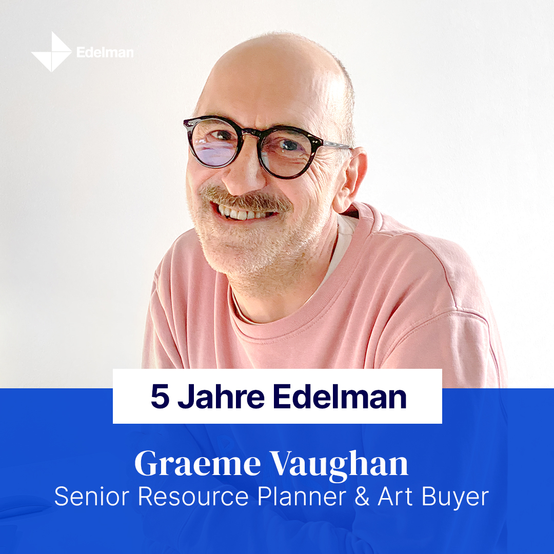 5tes Jubiläum für Graeme Vaughan!
Als Art Buyer &amp; Resource Planner gestartet, baute er ein Team für die gesamte Agentur auf, kümmert sich heute um die Planung unserer Ressourcen &amp; stellt den Personalbedarf unserer Projekte sicher. Wir freuen uns auf den weiteren Weg mit dir. 💙