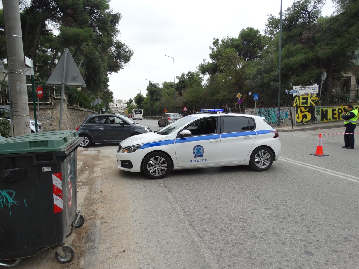 ThanosTzimeros's tweet photo. Τραμπούκοι της αριστερίλας έκλεισαν τον δρόμο στο Καστρί διαμαρτυρόμενοι έξω από το ξενοδοχείο που γίνεται η σύνοδος των πρυτάνεων. Αντί η αστυνομία να τους μπουζουριάσει επί τόπου, έχει αποκλείσει τους πολίτες! @kmitsotakis θες 2η 4ετία για να εφαρμόσεις τον νόμο που ψήφισες; https://t.co/z2yXf50rQz