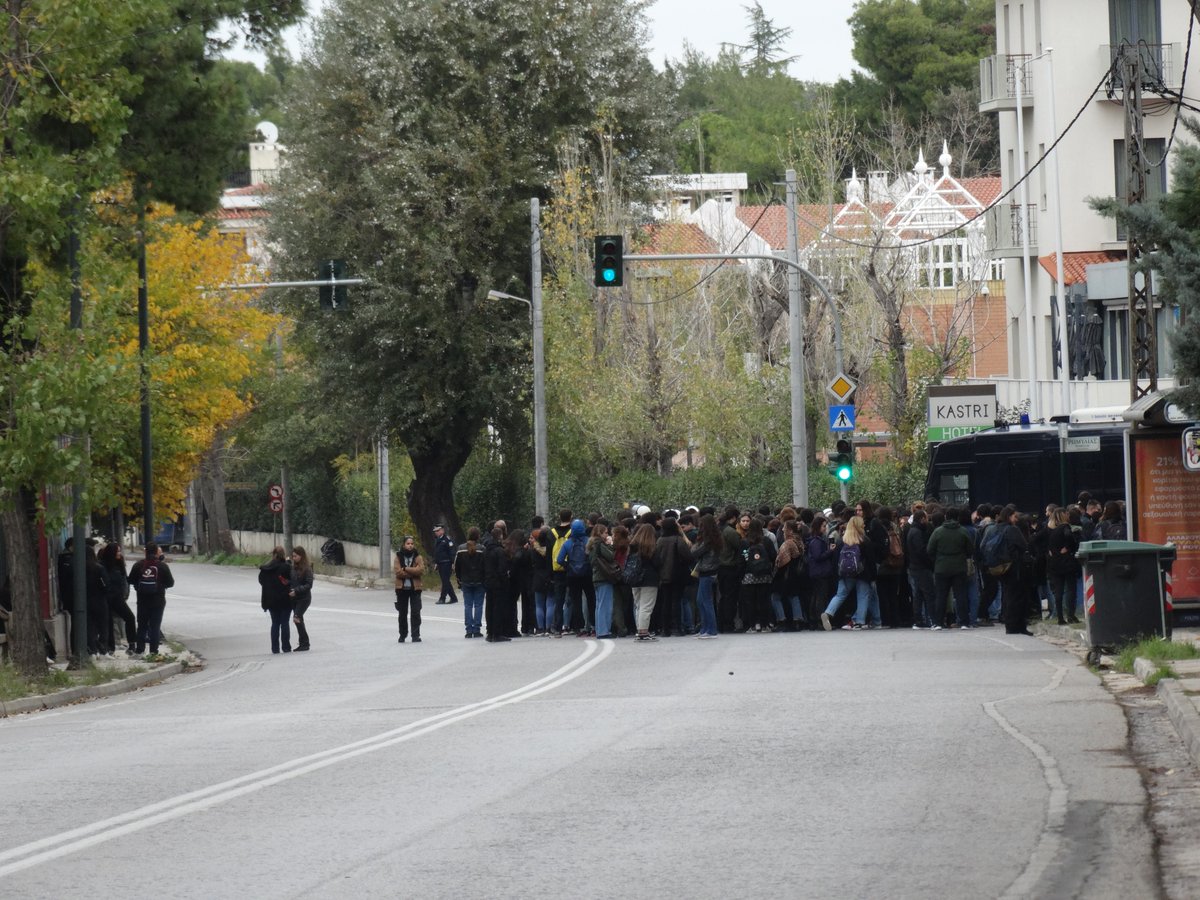 ThanosTzimeros's tweet photo. Τραμπούκοι της αριστερίλας έκλεισαν τον δρόμο στο Καστρί διαμαρτυρόμενοι έξω από το ξενοδοχείο που γίνεται η σύνοδος των πρυτάνεων. Αντί η αστυνομία να τους μπουζουριάσει επί τόπου, έχει αποκλείσει τους πολίτες! @kmitsotakis θες 2η 4ετία για να εφαρμόσεις τον νόμο που ψήφισες; https://t.co/z2yXf50rQz