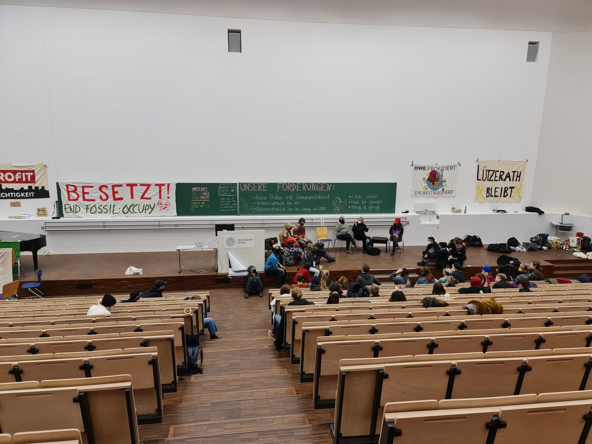 Jürgen Kasek (@jkasek) on Twitter photo Zu sehen wie ernsthaft die Studierenden diskutieren, abwägen, vorschlagen und verwerfen ist schon beeindruckend. <a href="/Endfossileipzig/">End Fossil Leipzig</a> streitet sehr ernst, sehr klar für Klimaschutz und eine Universität ist genau der richtige Ort.
Danke dafür. #klimaschutz #leipzig Zu sehen wie ernsthaft die Studierenden diskutieren, abwägen, vorschlagen und verwerfen ist schon beeindruckend. <a href="/Endfossileipzig/">End Fossil Leipzig</a> streitet sehr ernst, sehr klar für Klimaschutz und eine Universität ist genau der richtige Ort.
Danke dafür. #klimaschutz #leipzig