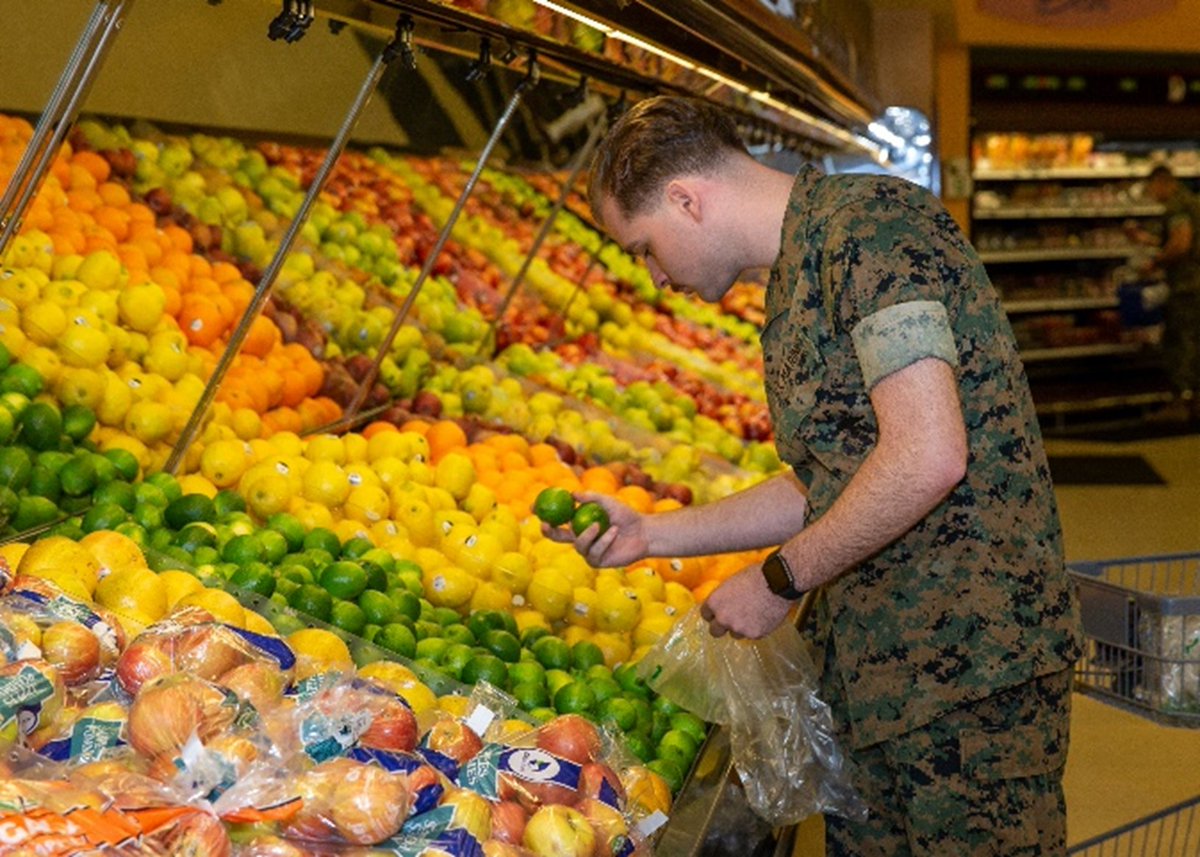 DoD_DHA's tweet photo. Here’s your friendly reminder that a proper diet and exercise regimen can ward off disease, aid in maintaining your health and help prevent injuries. For helpful information, tips, and resources visit here: https://t.co/LSfKykqCdH https://t.co/isYClLrVsx