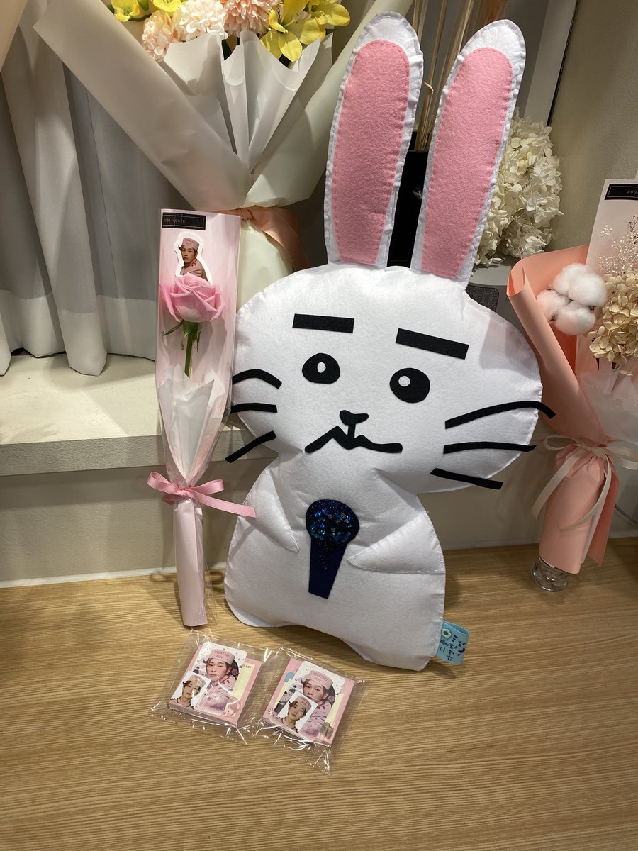 🐰221214 온유 생카 후기 
🌸🌷🌹보다 플라워
위크엔드보이 컨셉의 핑키핑키한 플라워카페 진짜 이쁜 적온님 디자인과 다이스 컨셉의 섬세한 오브제들이 있어서 예뻤다
특히 들어가자마자 풍기는 꽃냄새에
기분이어찌나좋던지 😘
#온유 #ONEW #온유생카
#온유를_처음만난_그날을_기억해