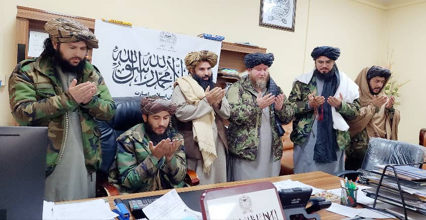 MoDAfghanistan2's tweet photo. د ملي دفاع وزارت د مالي او بودیجې ریاست مرستیال معرفي شو

د ملي دفاع وزارت رهبري د لزوم دید له مخې د کوپراتیف مخکینی عمومي مدیر انجنیر بشیر احمد "حمزه" د مالي او بودیجې ریاست مرستیال ټاکل شوی وو، نن د دفتر رئیس مولوي محمدخان "نصرت" له لوري رسماً معرفي او په کار پیل وکړ... https://t.co/OdnmeeFNft