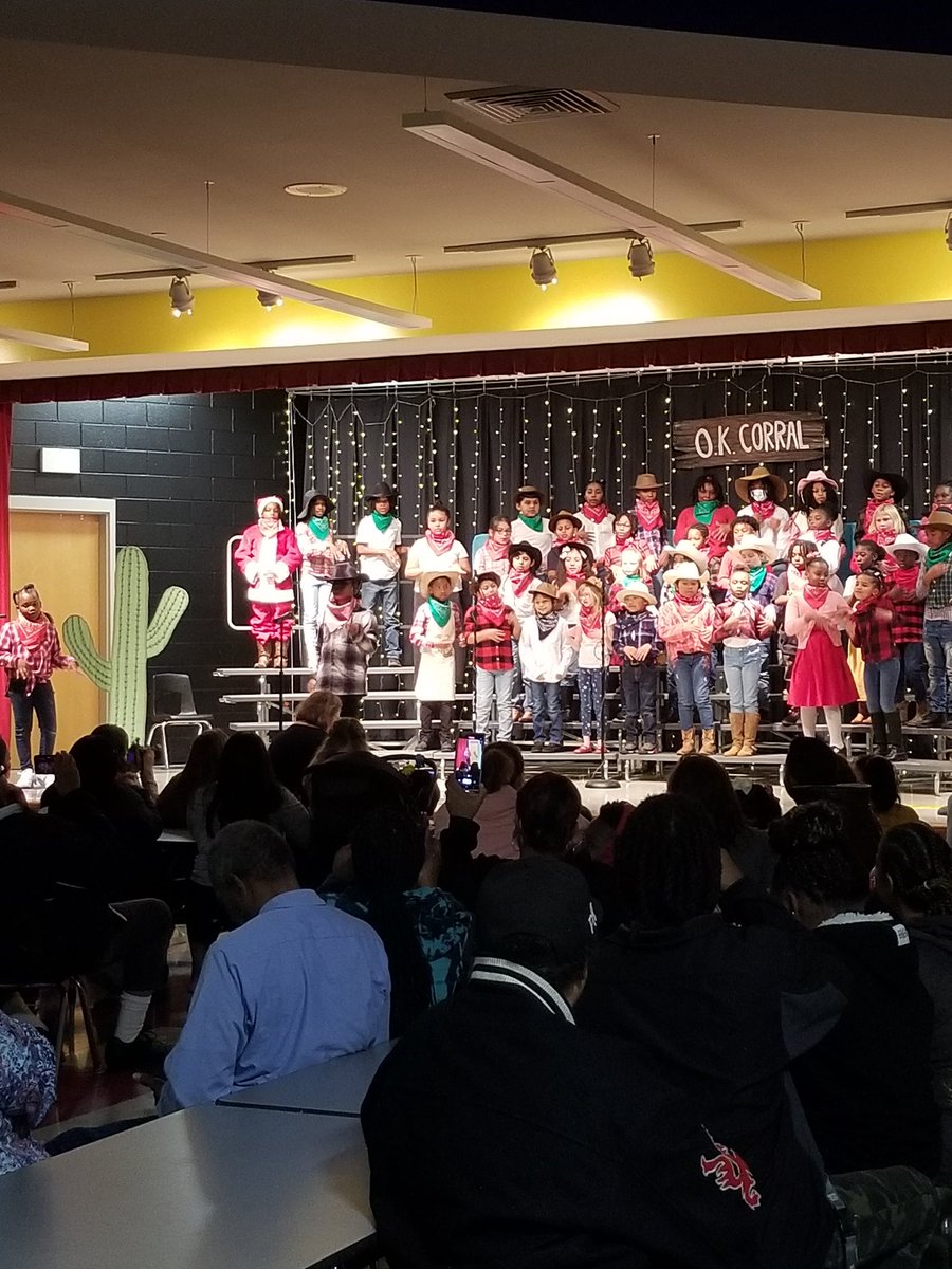 LorenPessolano's tweet photo. Packed house for our chorus presentation last night. So happy to see all these parents! And the kids were FANTASTIC! @ThomasEKern1 #makingwavesattek https://t.co/RekUgjUhyT