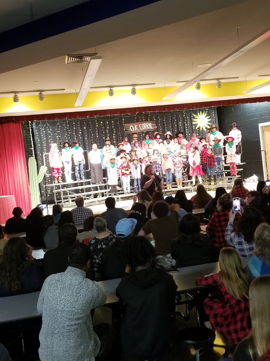 LorenPessolano's tweet photo. Packed house for our chorus presentation last night. So happy to see all these parents! And the kids were FANTASTIC! @ThomasEKern1 #makingwavesattek https://t.co/RekUgjUhyT