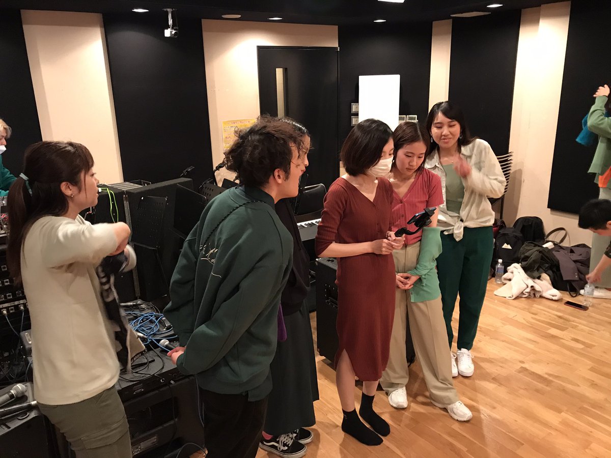 iroiroacappella's tweet photo. 【撮影風景】 
サンタの足音が聞こえてきそうな季節ですね🎄

先日、彩々は動画撮影を行いました。
今回は、ゆうりちゃんがカメラマンとして来てくれて、みんなが安心して撮影に集中できる環境でした♪
...そしてバラッチは、レコーディングエンジニアでの参加です👨‍💻
(何か考え中のようですね♡) https://t.co/Lnx3qCJzCV