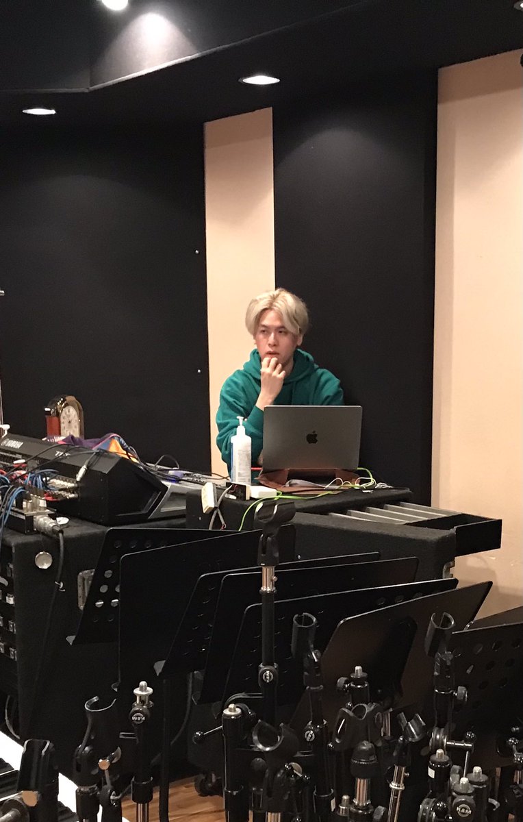 iroiroacappella's tweet photo. 【撮影風景】 
サンタの足音が聞こえてきそうな季節ですね🎄

先日、彩々は動画撮影を行いました。
今回は、ゆうりちゃんがカメラマンとして来てくれて、みんなが安心して撮影に集中できる環境でした♪
...そしてバラッチは、レコーディングエンジニアでの参加です👨‍💻
(何か考え中のようですね♡) https://t.co/Lnx3qCJzCV