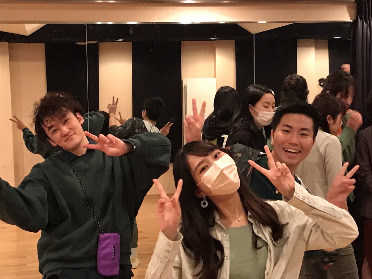 iroiroacappella's tweet photo. 【撮影風景】 
サンタの足音が聞こえてきそうな季節ですね🎄

先日、彩々は動画撮影を行いました。
今回は、ゆうりちゃんがカメラマンとして来てくれて、みんなが安心して撮影に集中できる環境でした♪
...そしてバラッチは、レコーディングエンジニアでの参加です👨‍💻
(何か考え中のようですね♡) https://t.co/Lnx3qCJzCV