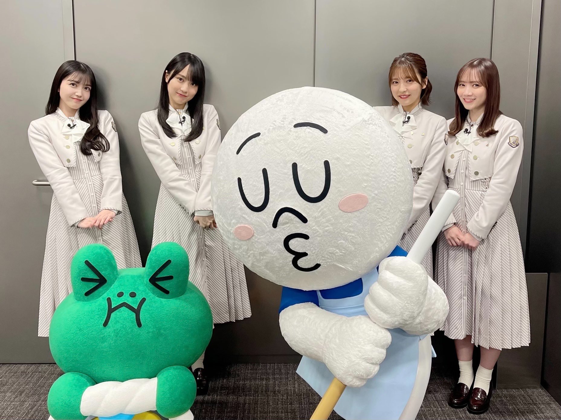 【久保史緒里&弓木奈於】直筆サイン入りLINELIVE限定横たわりピロー人形 GTQzS5QaYAE9gjI.jpg