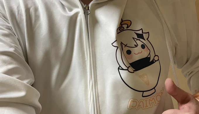 ちょwwwえ!?またプレゼント届いてる!?原神のパイモンパーカー!?何これ!めっちゃ可愛い( '∀`)着てみたけど部屋着でもいいなwただ送り主が記載されていなかったので送ってくれた方は是非名乗りを。#原神 