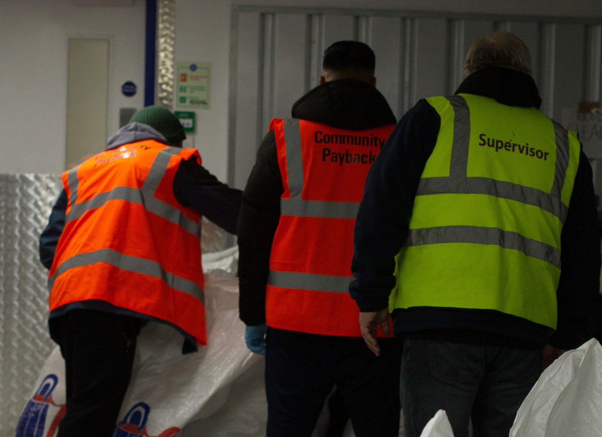 hmpps's tweet photo. πΈ Meet Phil @LondonPS_CP Supervisor and Jon from @WrapUpLondon.
Offenders on community payback have been working with WrapUp London sorting and packing over 15,000 coats donated by the public to people in need.
Great work @LDNProbation π§₯ https://t.co/MIq9UzWhtp