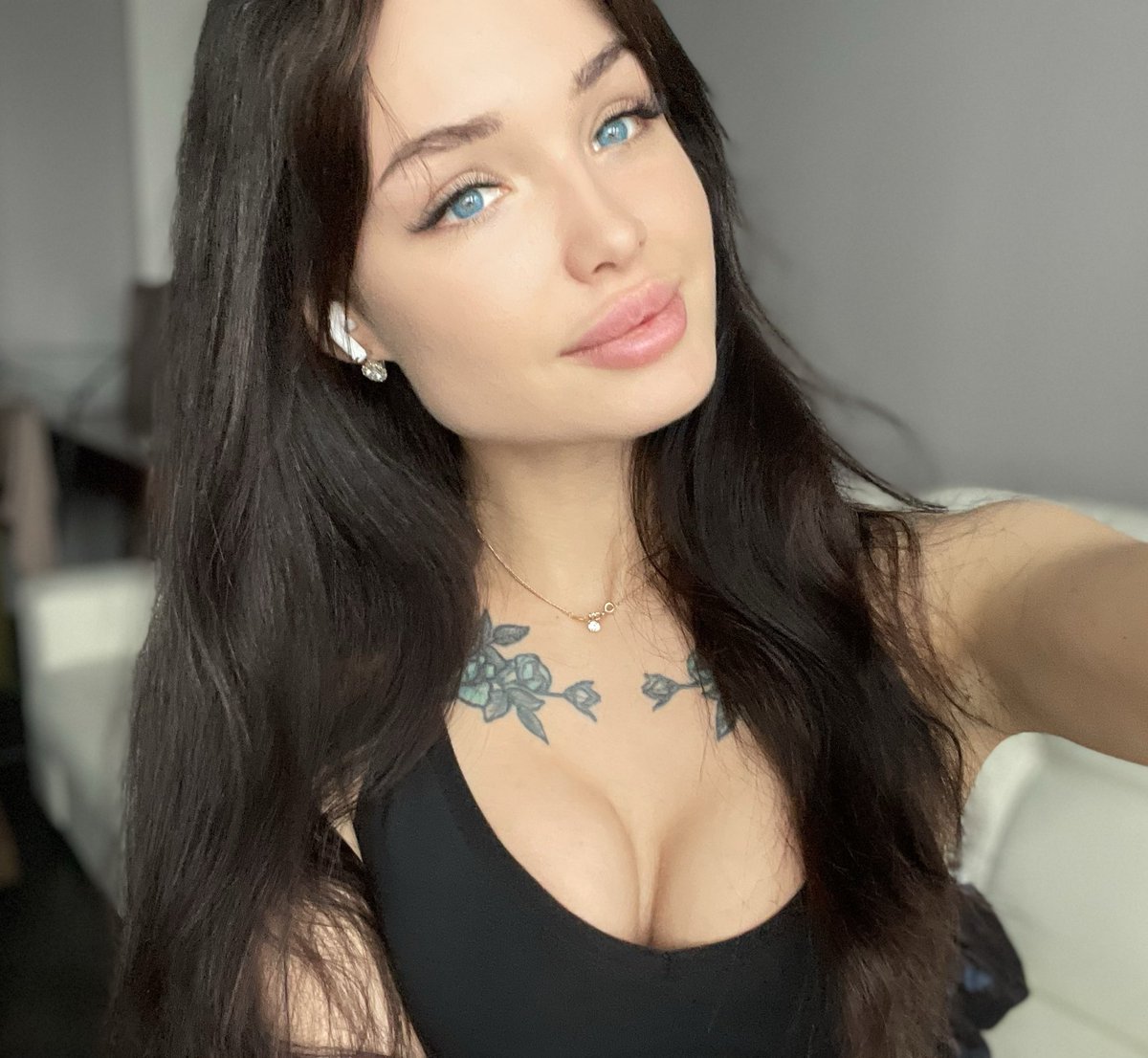 XeniiaVi's tweet photo. Good afternoon🤍 I hope you have a beautiful day and a good mood🫶🏽 https://t.co/boaySe98iI