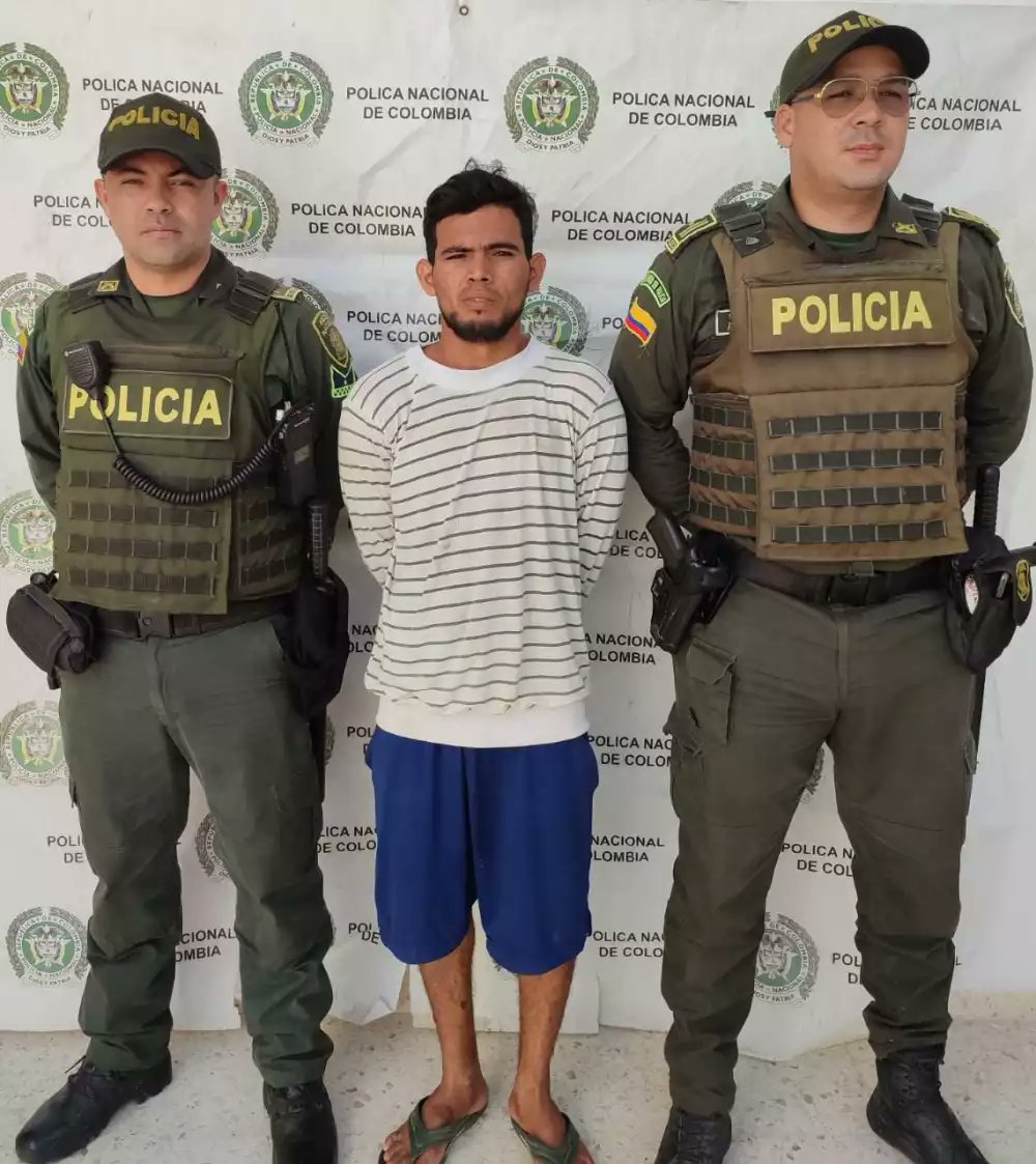 BarranquillaRCN's tweet photo. #ATENCIÓN Un hombre fue capturado tras ser sorprendido golpeando a su mamá con un palo, en Palmar de Varela, Atlántico. El agresor, identificado como Luis David González Marín, de 27 años, se salvó de ser linchado por la comunidad gracias a la intervención policial. https://t.co/ZLtJbeRHOp
