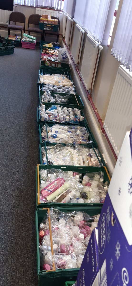 michelle16bates's tweet image. Supporting young care leavers by home fire safety and winter water safety advice.
Packing hampers to help with the cost of living so people have food for Christmas #youngpeople #CostOfLivingCrises #winterwater #safety  @RightResCIC @northantsfire