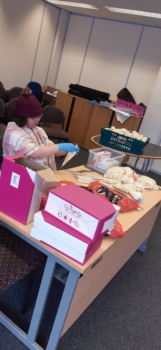 michelle16bates's tweet image. Supporting young care leavers by home fire safety and winter water safety advice.
Packing hampers to help with the cost of living so people have food for Christmas #youngpeople #CostOfLivingCrises #winterwater #safety  @RightResCIC @northantsfire