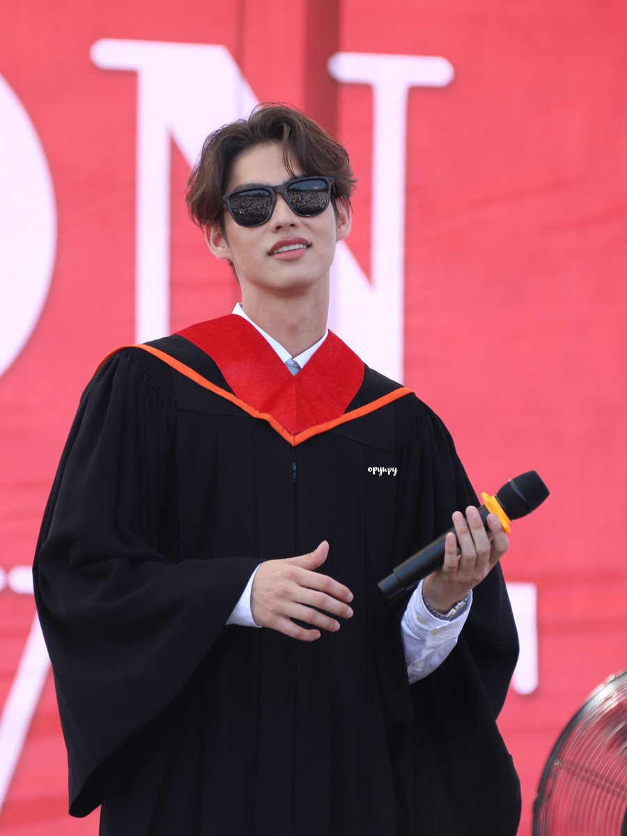 __opywpy__'s tweet photo. original pic 

😭🤲🏻

#BrightGraduation 
#bbrightvc https://t.co/uRKD2qGQED