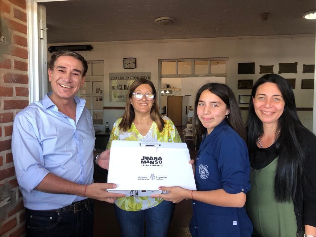 DTE_region01's tweet photo. Entrega de Netbooks Conectar Igualdad en la EEST N° 1 de Brandsen. @AlbertoSileoni @ClaudiaBracchi1 @salbarracin @DTE_BA https://t.co/0Vhax1Yz8T