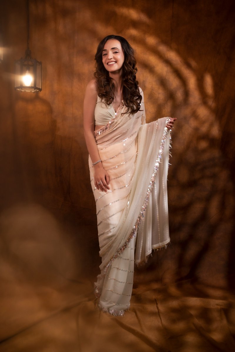 houseofnsl's tweet photo. Stunning Sanaya

Sanaya is wearing a non-chaotic colored wrinkle georgette saree of sequin flakes ensembled with sheer detail sleeveless blouse in multi-colored highlights.

#sanayairani #houseofneetalulla #neetalulla #celebrity #luxurydesigner #luxuryindiandesigner #indianwear https://t.co/OICfBx1s45