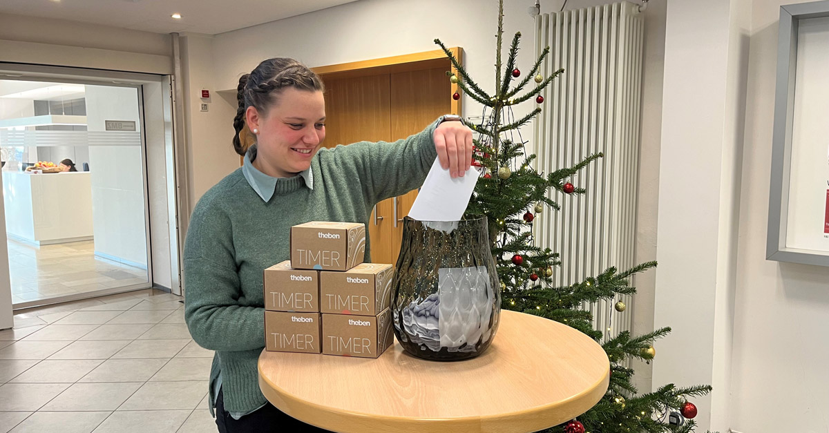 Am 6. Dezember war Stichtag für unser Weihnachtsgewinnspiel rund um Ihre individuelle #Weihnachtsbeleuchtung. Unter allen Teilnehmenden wurden nun die #Gewinner:innen von drei attraktiven und energiesparenden theben-#timern der Jubiläumsedition gezogen.