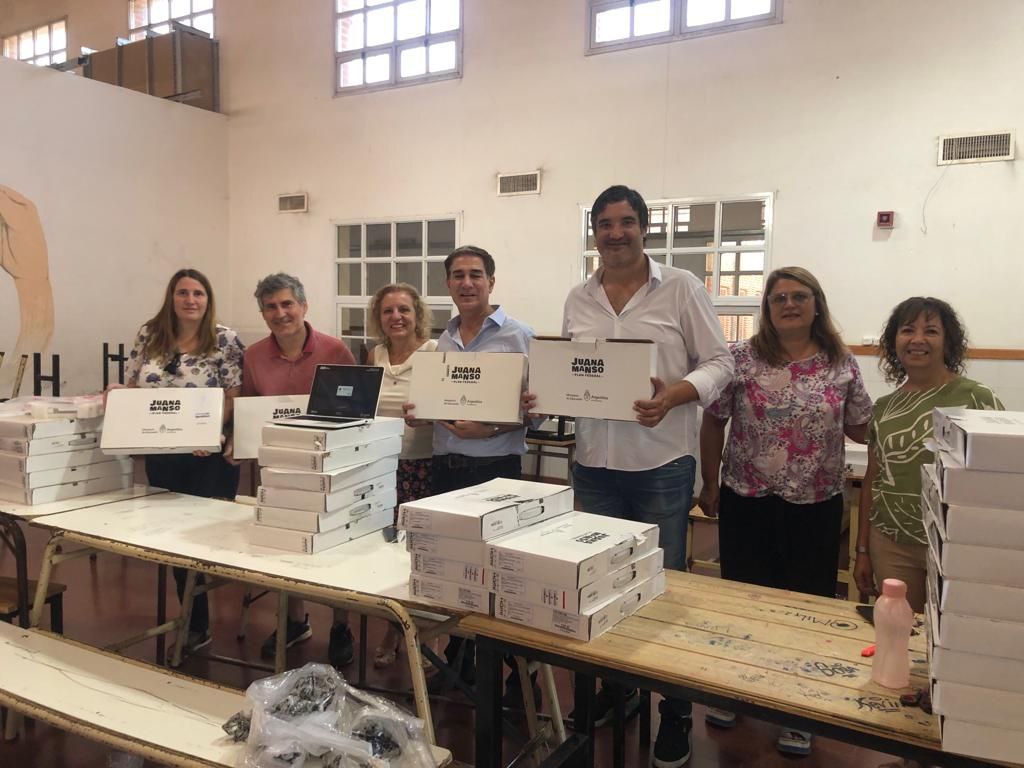 DTE_region01's tweet photo. Entrega de Netbooks Conectar Igualdad en la EEST N° 1 de Brandsen. @AlbertoSileoni @ClaudiaBracchi1 @salbarracin @DTE_BA https://t.co/0Vhax1Yz8T
