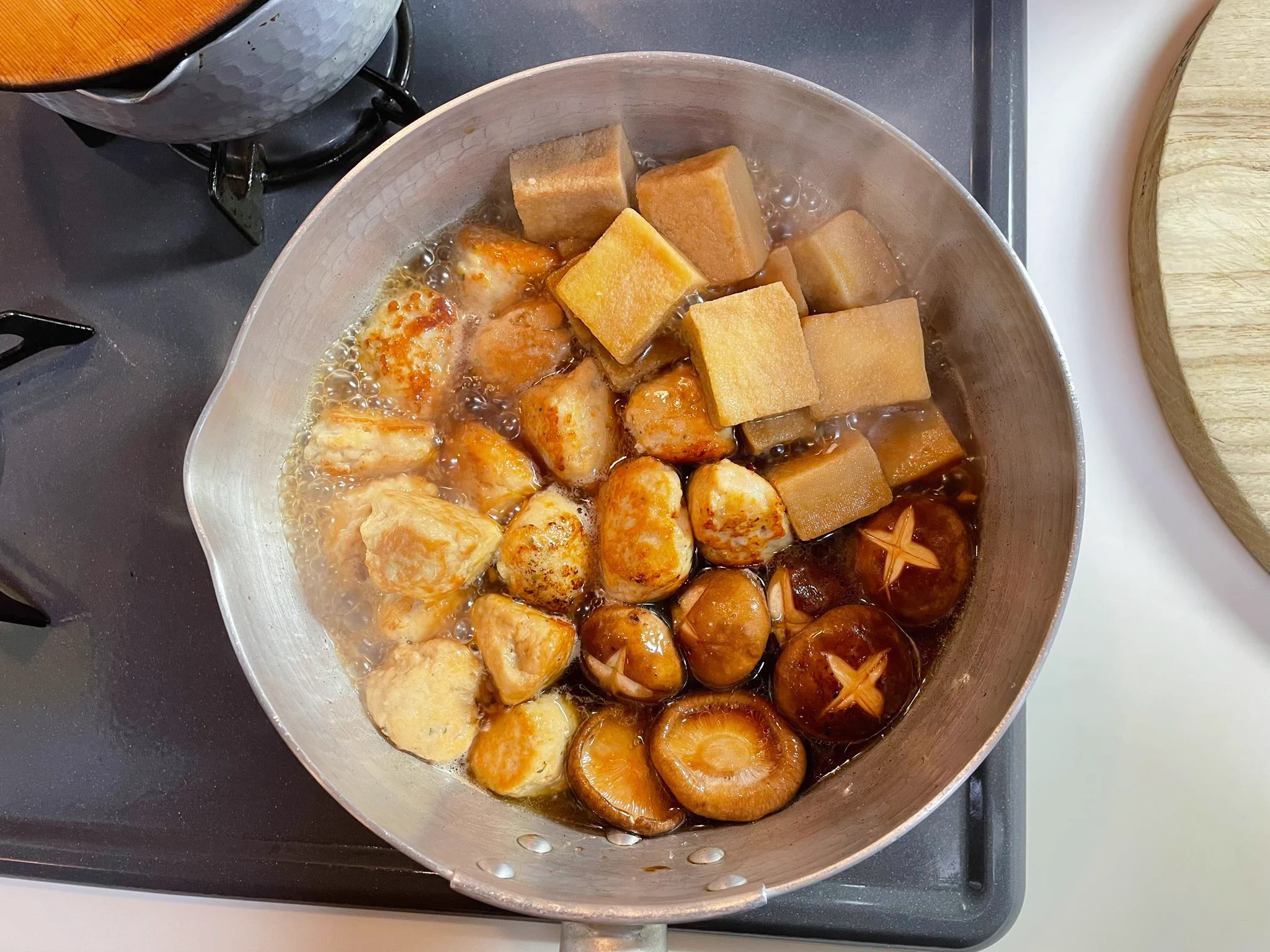 このひと手間で旨さ倍増！箸が止まらない「高野豆腐の揚げ煮」。