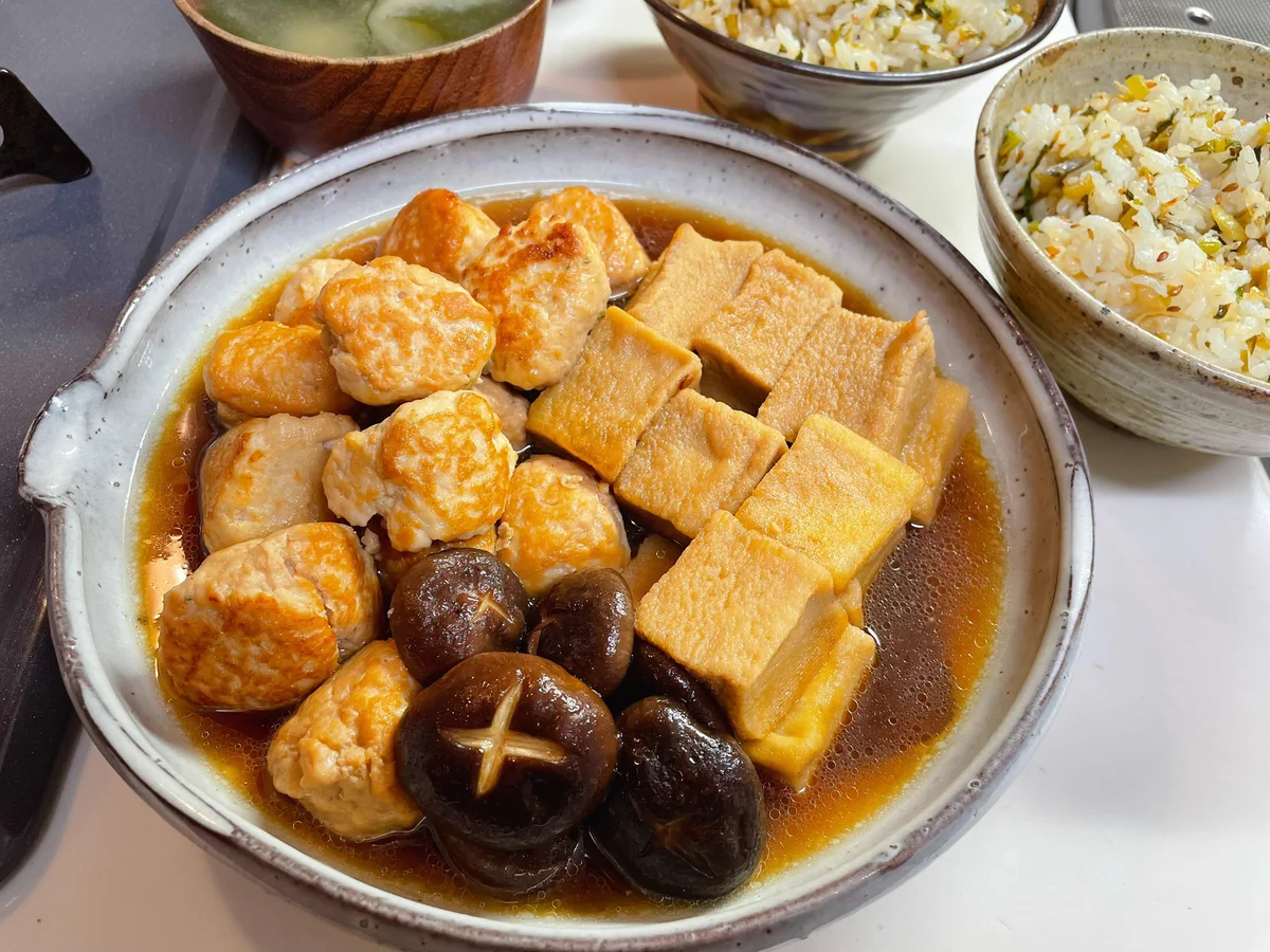 このひと手間で旨さ倍増！箸が止まらない「高野豆腐の揚げ煮」。