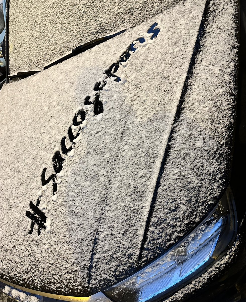 EricKLein_'s tweet photo. Ce matin, partout dans Paris, les parisiens témoignent leur gratitude pour #AnneHidalgo en inscrivant dans la neige des messages d’admiration pour leur divine édile : #saccageparis #ParisSousTutelle #HidalgoDemission #HidalgoGo https://t.co/EEyXNMKNRl