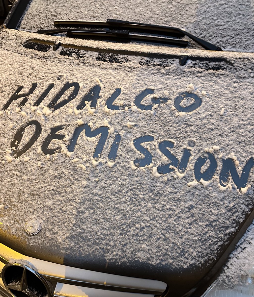 EricKLein_'s tweet photo. Ce matin, partout dans Paris, les parisiens témoignent leur gratitude pour #AnneHidalgo en inscrivant dans la neige des messages d’admiration pour leur divine édile : #saccageparis #ParisSousTutelle #HidalgoDemission #HidalgoGo https://t.co/EEyXNMKNRl